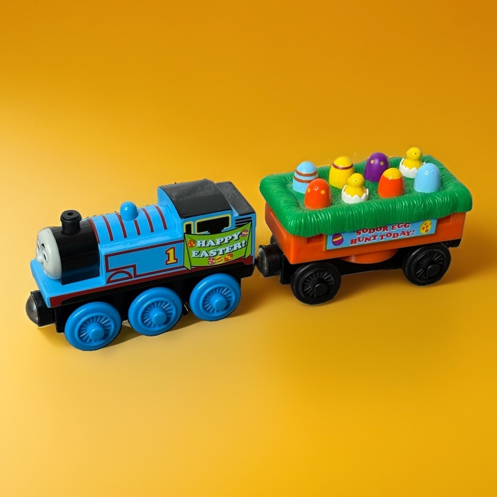Lot of 2 EASTER THOMAS & EASTER EGG CAR 2009 Thomas Train Wooden Sound Works